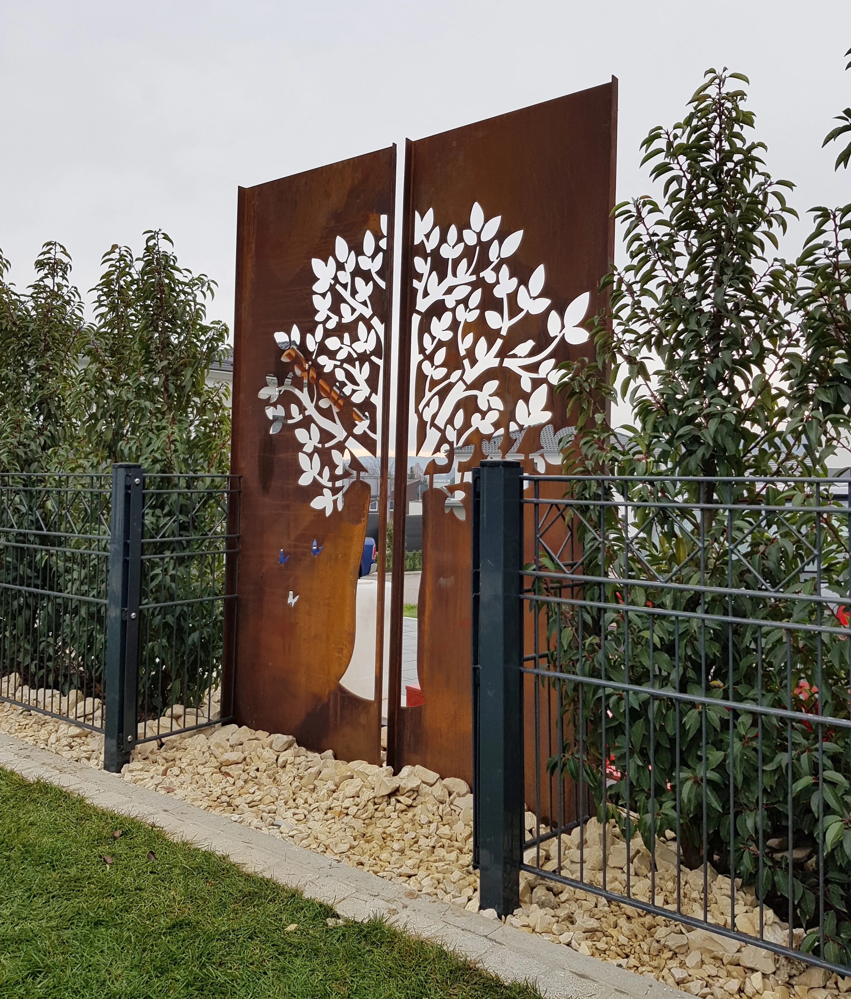 Metallzaun mit Design-Ornamenten in Spaichingen bestellen